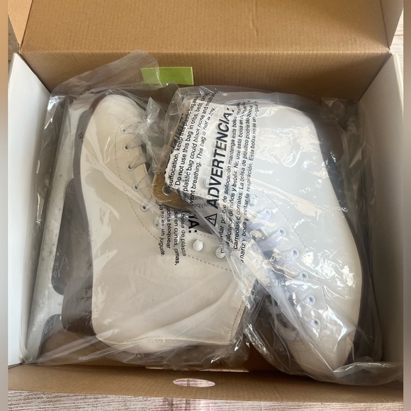 DBX Youth Traditional Ice Skate ‘20 Shoe Size:5 Skate size: 4 - Picture 3 of 5